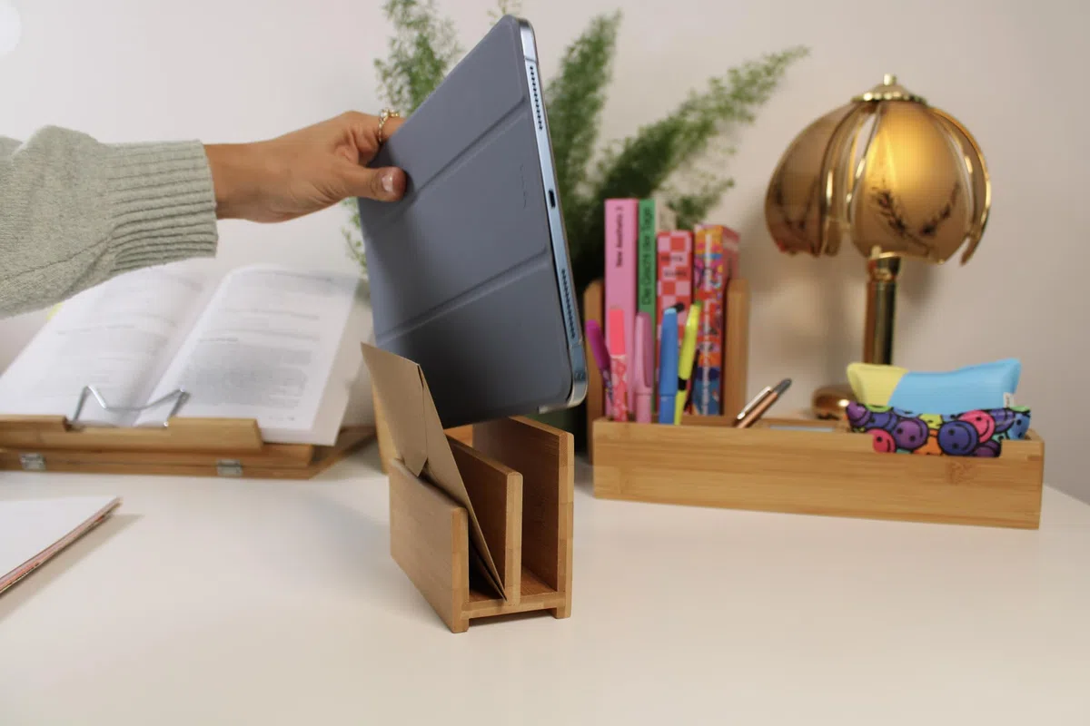 Wedo 61307 Soporte de carta de bambú, 2 compartimentos, dimensiones 14 x 6.2 x 9 cm, en una caja de regalo, marrón