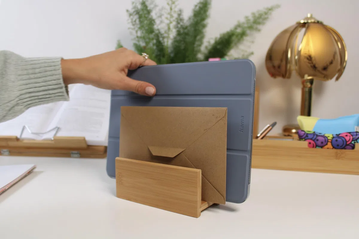 Wedo 61307 Soporte de carta de bambú, 2 compartimentos, dimensiones 14 x 6.2 x 9 cm, en una caja de regalo, marrón